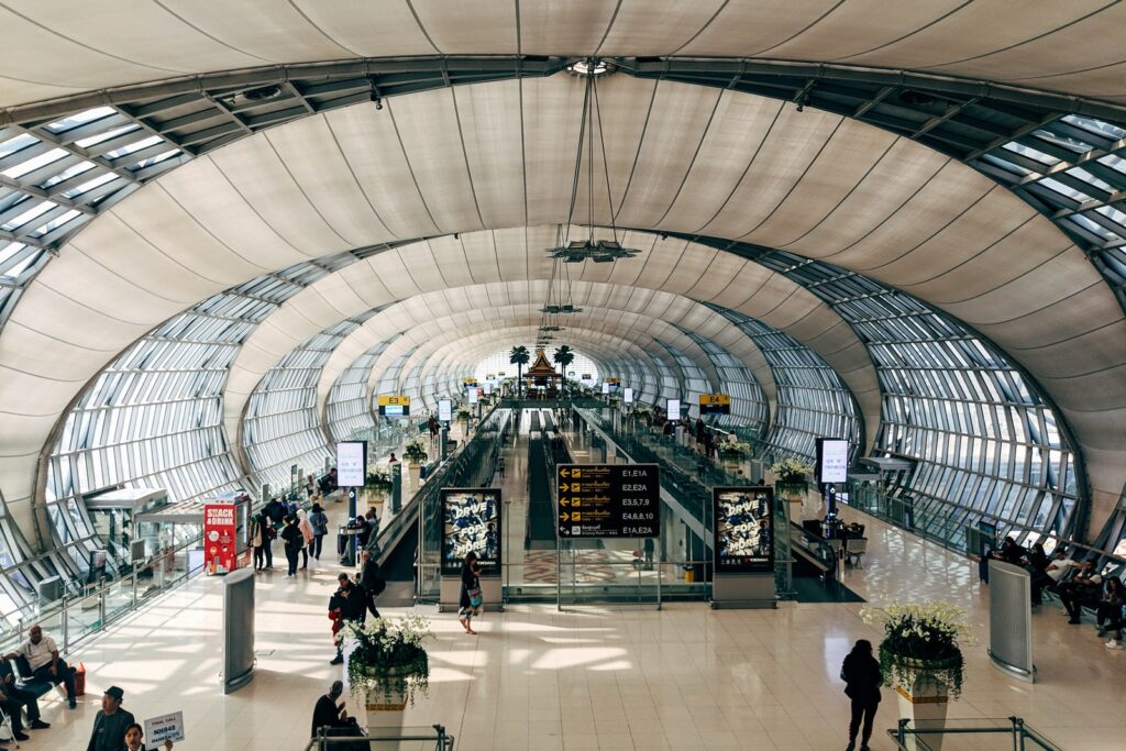 Captură în unghi înalt cu oameni în interiorul aeroportului Suvarnabhumi din Nong Prue, Thailanda