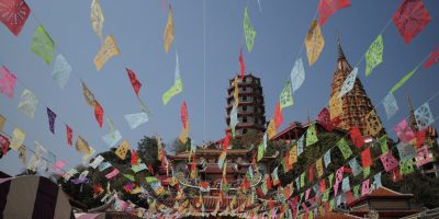 bannières multicolores devant le temple