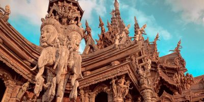 коричневый бетонный храм Будды